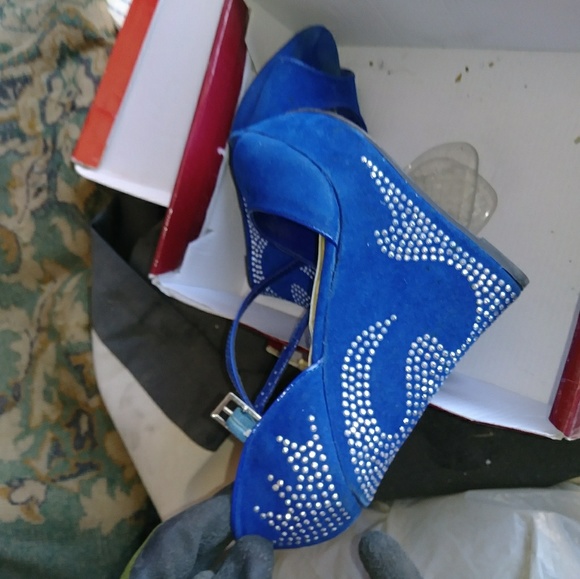 Heels - Picture 3 of 3